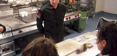 El cocinero Alex Múgica realiza la clase final del curso de `Operaciones Básicas de Cocina´ que ha realizado Paris 365 para la Fundación Inserta