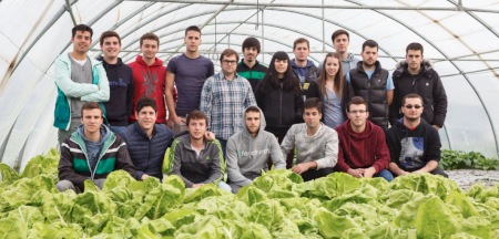 Estudiantes de la UPNA cultivan hortalizas en la finca de prácticas para abastecer al Comedor Social Paris 365